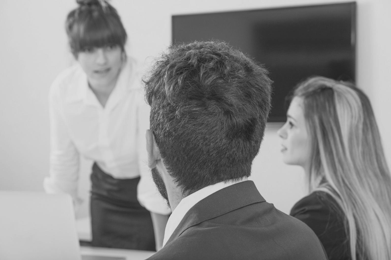 Professionnel analysant des données financières